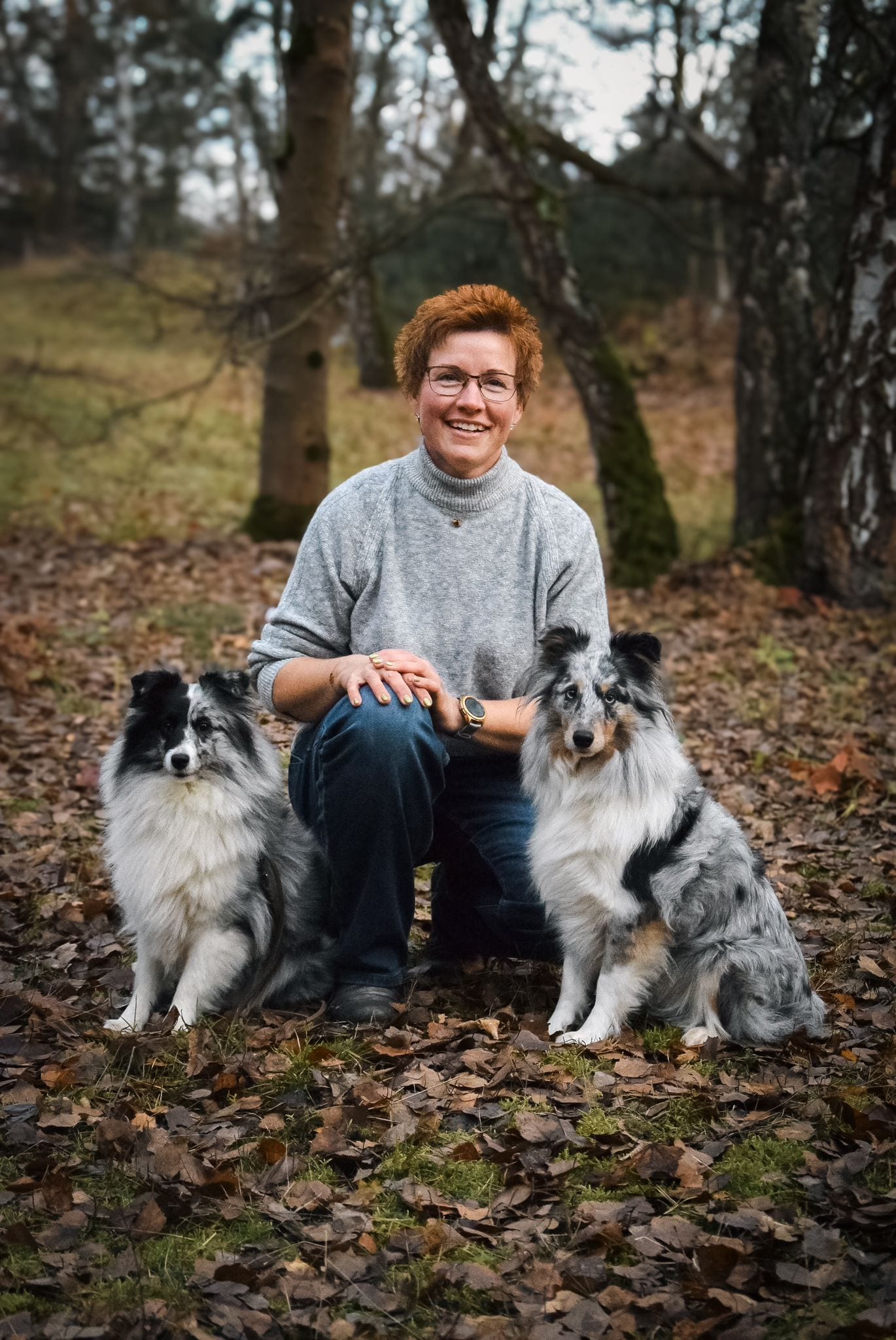 Michaela mit ihrem Sheltie im Herbstlicht