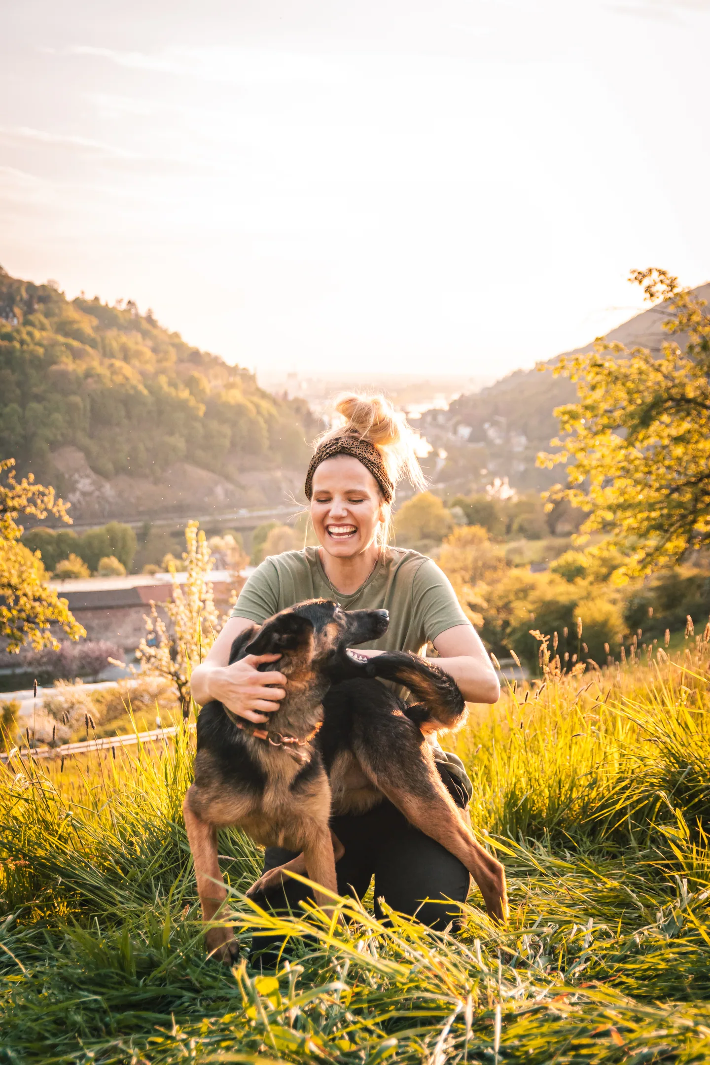 Alisa Staffeldt mit ihrem Hund über dem Neckartal
