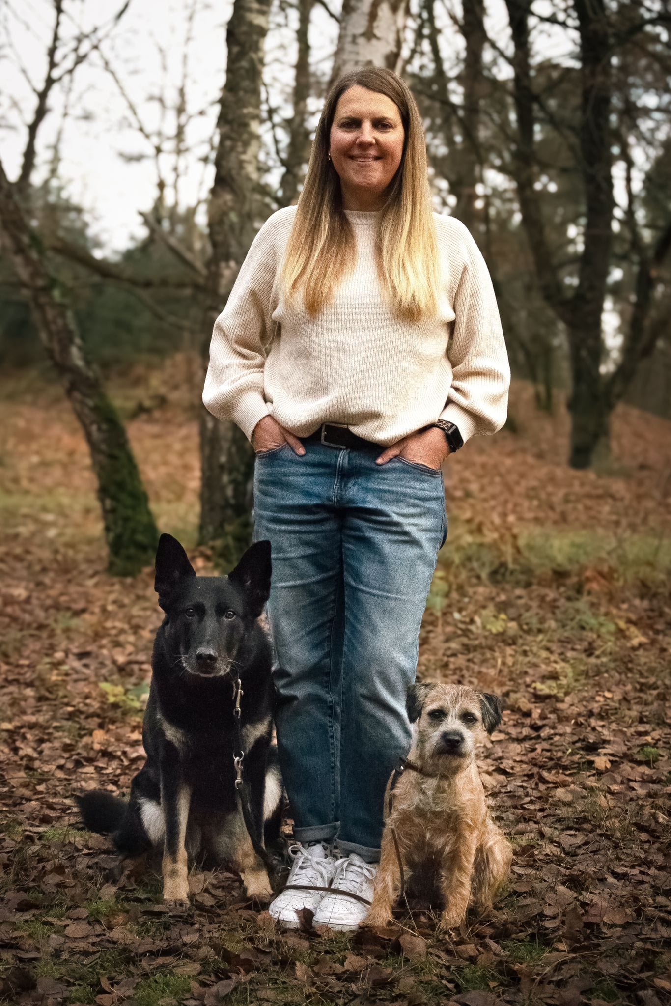 Sabrina mit ihren Hunden auf der Trainingswiese