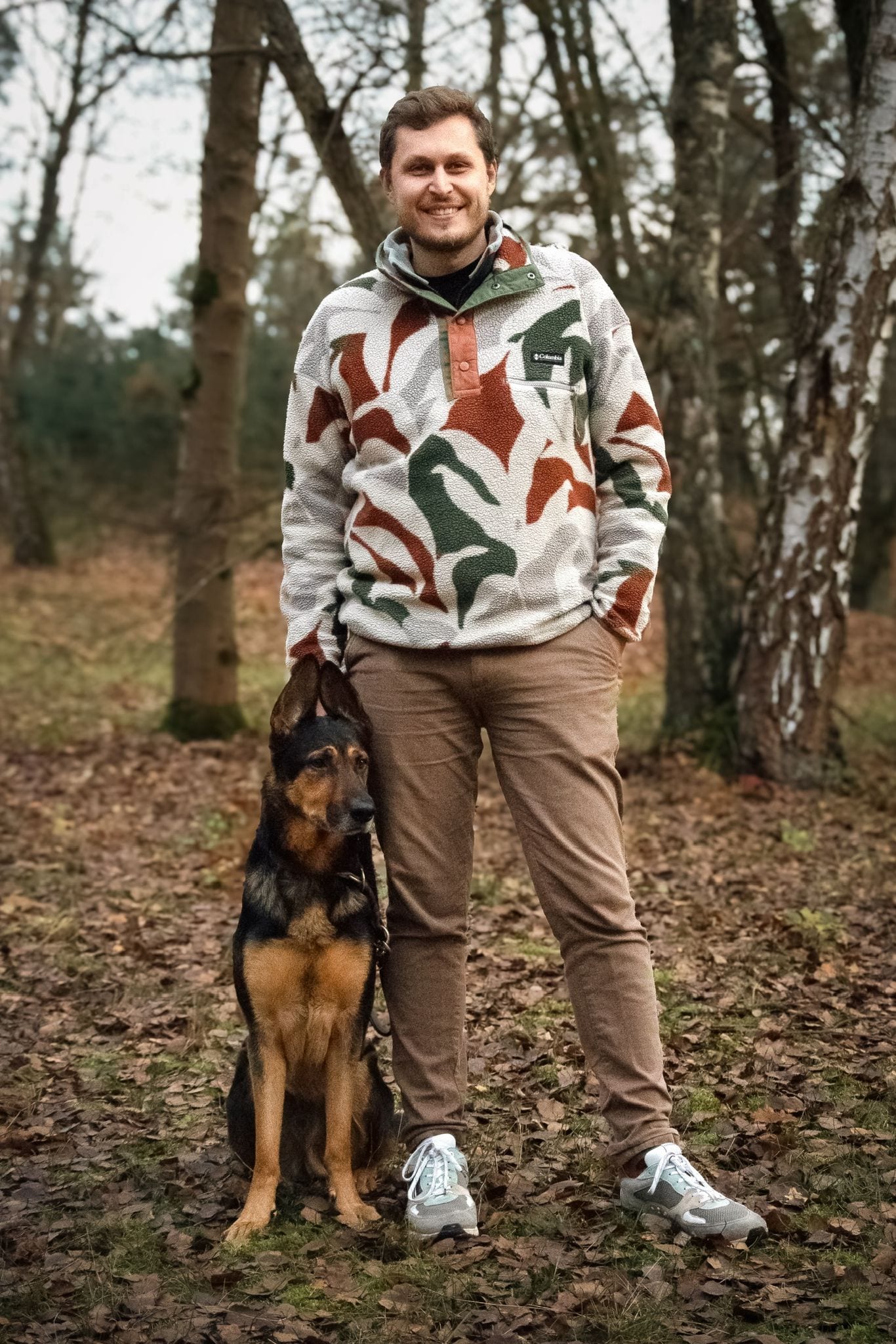 Wanja mit Schäferhund Nero im Wald